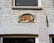 844715 Afbeelding van de gevelsteen 'Die vergulde craen 1630-1994' in de voorgevel van het pand Oudegracht 17 te Utrecht.